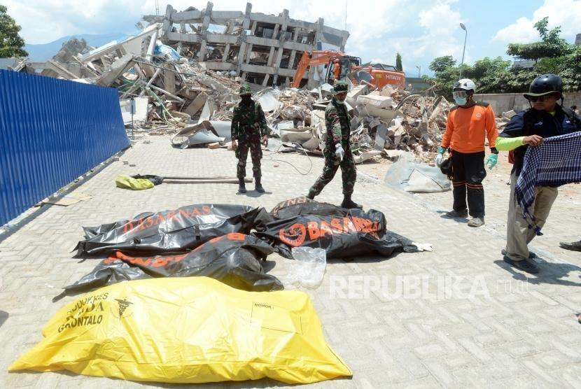 Petugas Gabungan mengumpulkan jenazah yang telah berhasil dievakuasi di Hotel Roa Roa, Palu, Sulawesi Tengah (3/10).