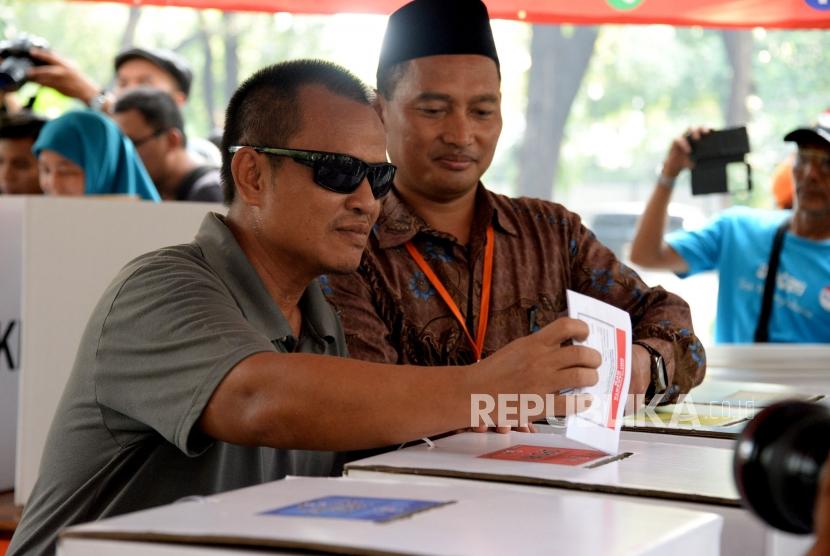 Warga mengikuti simulasi pemungutan dan penghitungan suara pemilihan umum (pemilu) legislatif dan presiden 2019 di Taman Suropati, Jakarta, Rabu (10/4).