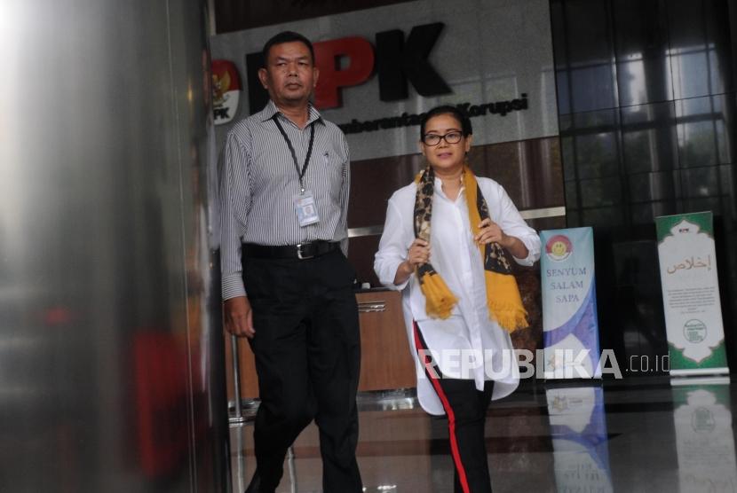 Mantan Anggota Komisi II Miryam S. Haryani berjalan usai menjalani pemeriksaan di Gedung KPK, Jakarta, Selasa (5/6).