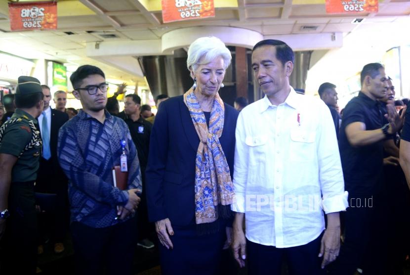 Bahas Rencana Pertemuan IMF.  Direktur Pelaksana Dana Moneter Internasional (IMF) Christine Lagarde (kiri) bersama Presiden Joko Widodo mengunjungi Pasar Tanah Abang, Jakarta, Senin (26/2).