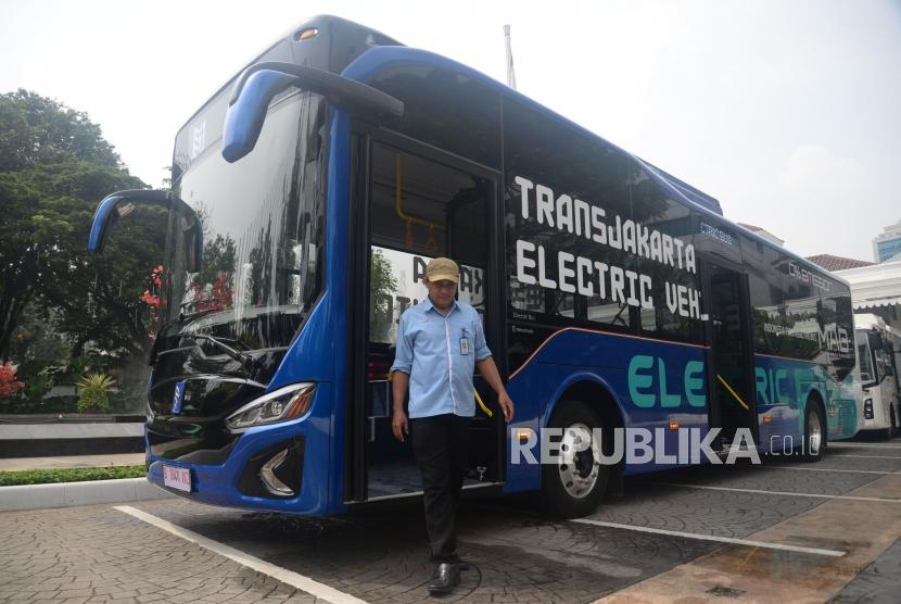 Petugas beraktivitas di bus listrik usai pra uji coba bus listrik untuk layanan Transjakarta di Halaman Balaikota, Jakarta, Senin (29/4).