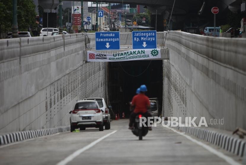 Petugas melintas dipintu masuk proyek Underpass Matraman Salemba masih dalam proses penyelesaian di Jakarta, Ahad (1/4).