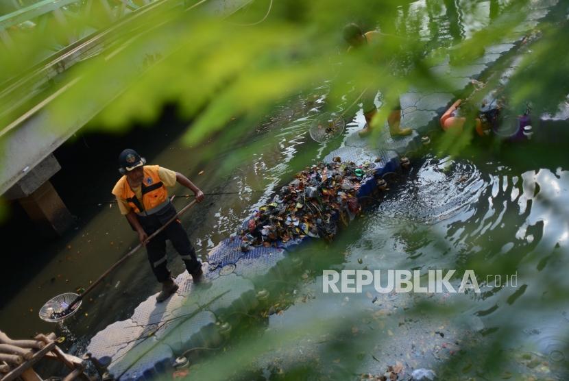 PT Bank CIMB Niaga melakukan aksi konkret membersihkan Sungai Ciliwung. (ilustrasi)