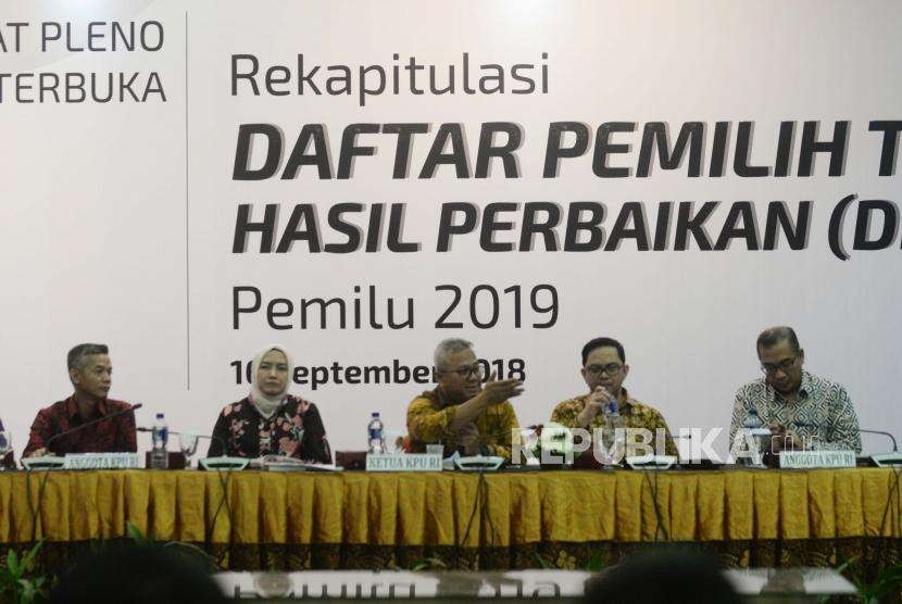 Ketua KPU Arief Budiman (tengah) memberikan paparan saat rapat pleno perbaikan Daftar Pemilih Tetap (DPT) di Kantor KPU, Jakarta, Minggu (16/9).