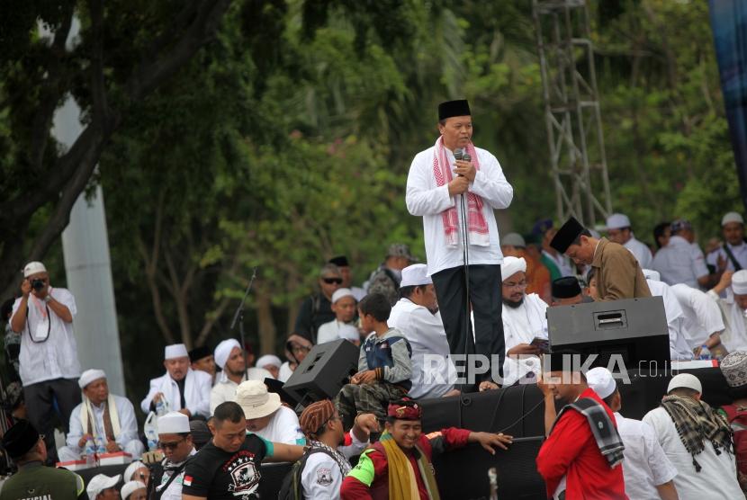 Wakil Ketua MPR Hidayat Nur Wahid memberikan tausiyah kepada ribuan umat Islam saat mengikuti reuni 212 di Monumen Nasional, Jakarta, Sabtu (2/12).