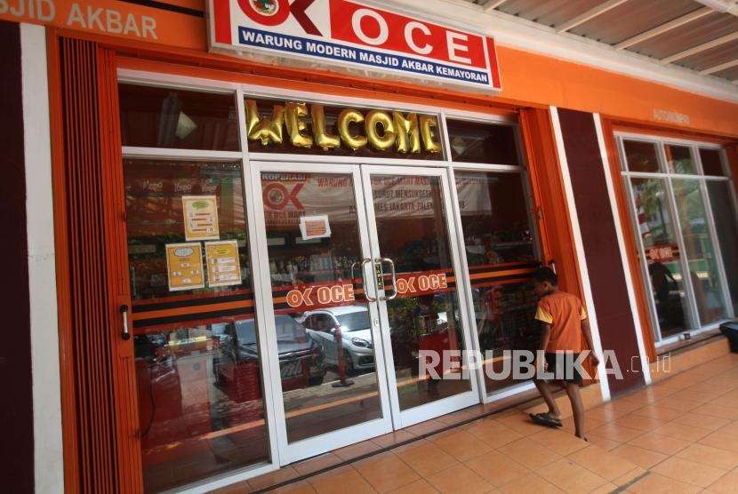 Seorang anak akan membeli makanan di Oke Oce Mart di Kawasan Kemayoran, Jakarta, Senin (3/9).