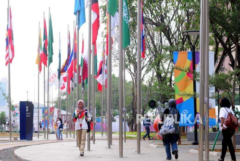 Sejumlah volunteer Asian Games 2018 beraktivitas di Wisma Atlet, Kemayoran, Jakarta, Senin (3/9).