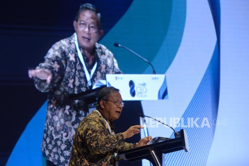 Menko Perekonomian Darmin Nasution menjadi pembicara pada acara 100 CEO Forum di Jakarta, Rabu (29/11).