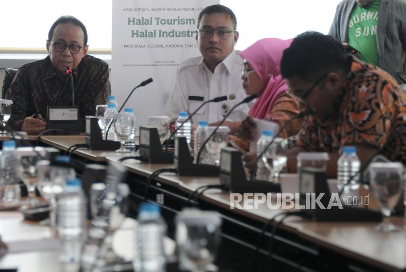 Ketua Tim Percepatan Wisata Halal Indonesia Riyanto Sofyan (kiri) saat memaparkan keterangan pada kegiatan Focus Group Discussions (FGD) WIsata Halal di Balai Kota DKI Jakarta, Rabu (7/3).