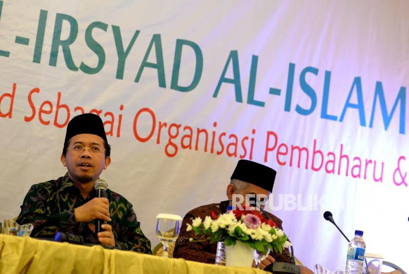Seminar Muktamar Al Irsyad. Kepala Lajnah Pentashihan Mushaf Al Quran (LPMQ) Kemenag Muchlis M hanafi (kiri) menjadi narasumber pada seminar Muktamar ke-40 Al Irsyad Al Islamiyyah di Bogor, Jawa Barat, Kamis (16/11).