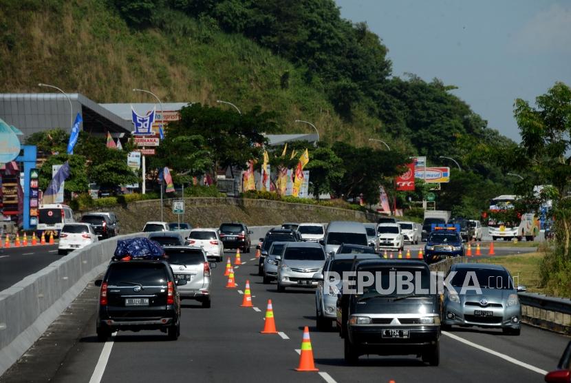 Sejumlah kendaraan pemudik melintas saat diberlakukan contraflow di jalan tol Semarang-Bawen, Jawa Tengah (ilustrasi).