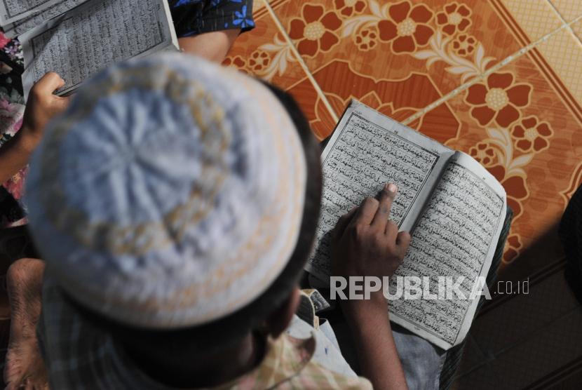 Seorang anak muslim Rohingya membaca alquran di masjid kampung Char Pauk, Sittwe, Myanmar, Sabtu (2/6).