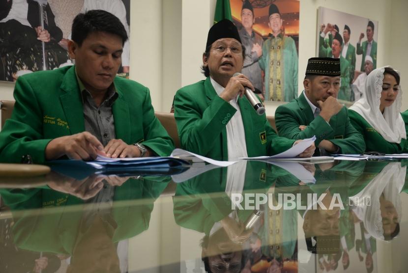 Ketua Umum DPP PPP Djan Faridz bersama pengurus partai memberikan keterangan tentang putusan MK terkait membolehkannya pencantuman kepercayaan pada kolom agama di KartuTanda Penduduk (KTP) di kantor DPP PPP Jalan Diponegoro, Selasa (14/11).