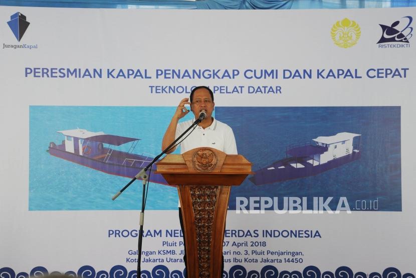 Menteri Riset, Teknologi, dan Pendidikan Tinggi (Menristekdikti) Mohamad Nasir memberikan sambutan dalam acara peresmian kapal penangkap cumi dan kapal cepat di Jakarta, Sabtu, (7/4).