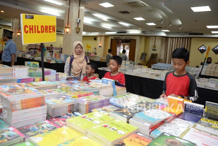 Pengunjung Hijrah Book Fest melihat  buku  dalam acara festival republik di Masjid At-Tin Jakarta, Sabtu (29/12).