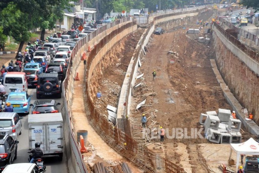 Pekerja menyelesaikan proyek underpass Mampang-Kuningan, Jakarta Selatan, Kamis (19/10).