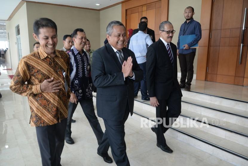 Penetapan Gubernur Bank Indonesia. Gubernur BI terpilih Perry Warjiyo (tengah) dan Deputi Gubernur BI terpilih Dody Budi Waluyo (kanan) saat tiba di gedung Rapat Paripurna di Komplek Parlemen Senayan, Jakarta, Selasa (3/4).