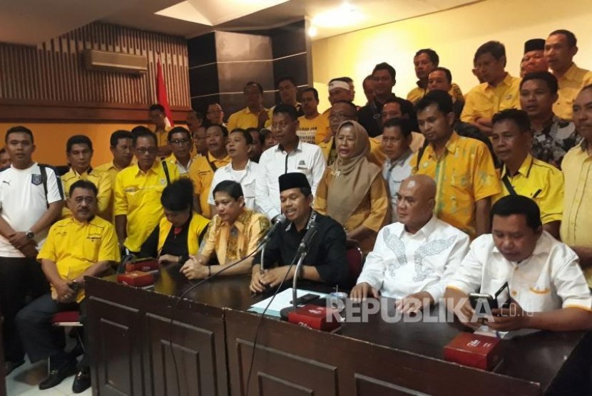 Ketua DPD Golkar Jabar, Dedi Mulyadi menggelar Konferensi Pers terkait sikapnya terhadap SK DPP yang memilih Emil-Daniel di Pilgub Jabar, Senin (6/11).