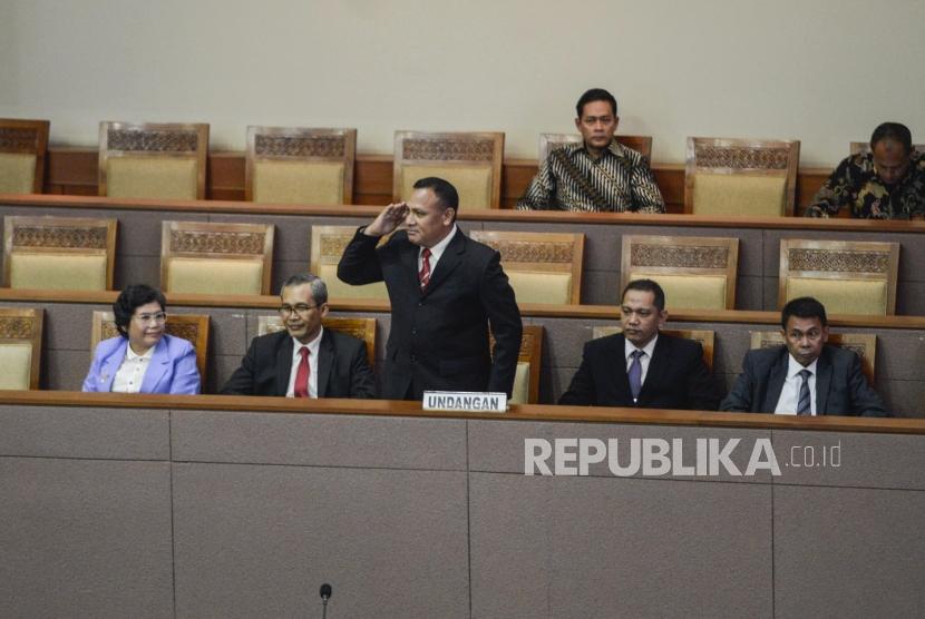 Pimpinan KPK terpilih Firli Bahuri (tengah) bersama Lili Pintauli Siregar, Alexander Marwata, Nurul Ghufron dan Nawawi Pomolango (dari kiri) saat menghadiri rapat paripurna masa persidangan VIII DPR Tahun 2019-2020 di Kompleks Parlemen, Senayan, Jakarta, Senin (16/4).