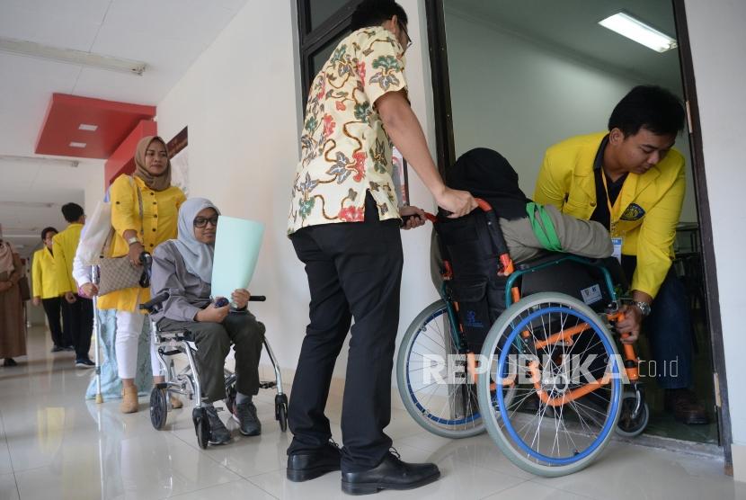 Ujian SMBPTN Berkebutuhan Khusus. Peserta berkebutuhan khusus memasuki ruangan Ujian Seleksi Bersama Masuk Perguruan Tinggi Negeri (SMBPTN) 2018 di Universitas Indonesia, Depok, Jawa Barat, Selasa (8/5).