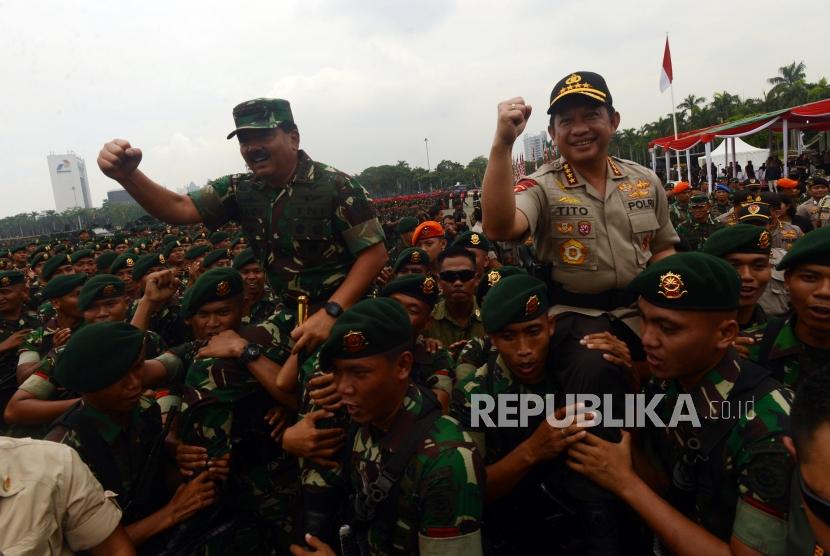 Panglima TNI Marsekal TNI Hadi Tjahjanto dan Kapolri Jenderal Tito Karnavian diarak pasukan TNI saat apel bersama TNI dan Polri di Monas, Jakarta, Jumat (30/11).