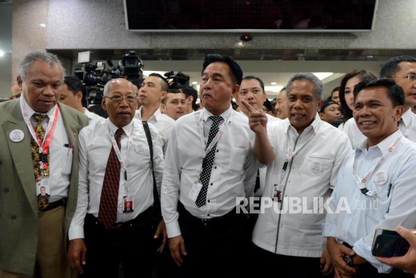 Ketua Tim Hukum TKN Yusril Ihza Mahendra usai menyerahkan jawaban terkait sengketa Pemilihan Presiden 2019 di Mahkamah Konstitusi, Jakarta, Kamis (13/6).