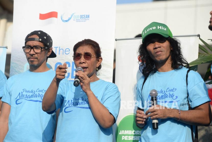 Menteri Kelautan dan Perikanan Susi Pudjiastuti memberikan sambutan bersama musisi grup band Slank Kaka (kanan) dan Ridho (kiri) sebelum meresmikan Pandu Laut Nusantara di Car Free Day, Bundaran HI, Jakarta, Ahad (15/7).