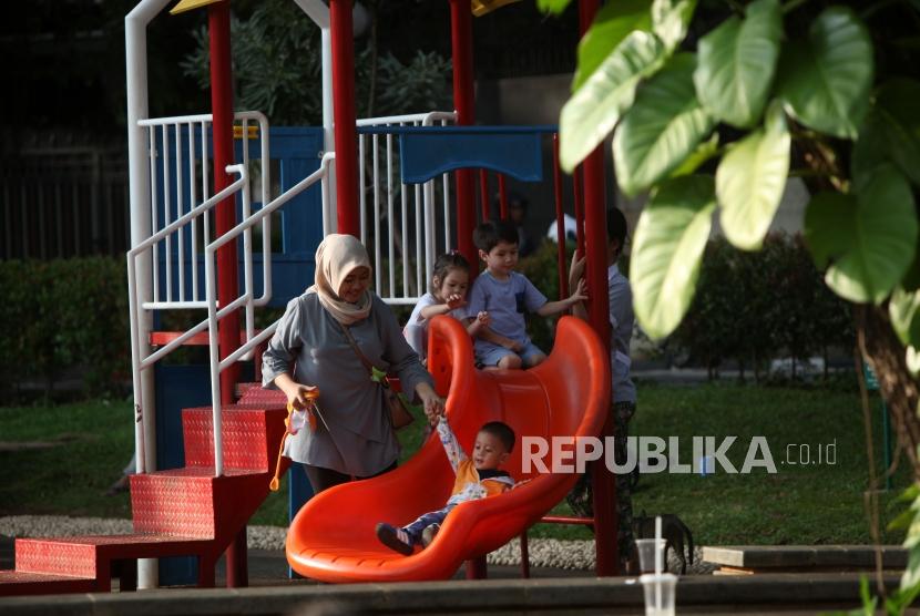 Sejumlah anak bermain di Taman Situ Lembang, Jakarta, Senin (9/4).