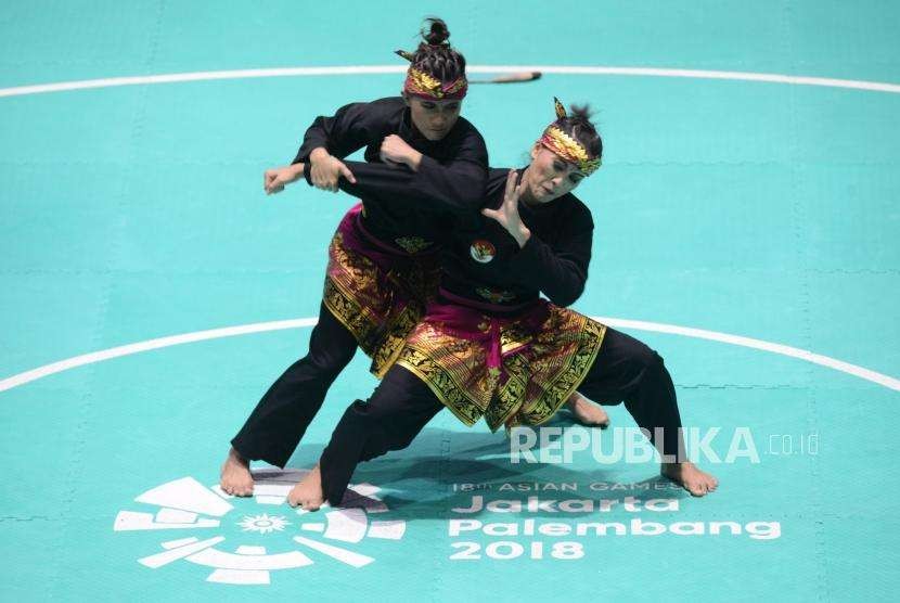 Pesilat Indonesia Ayu Sidan Wilantari dan Ni Made Dwiyanti saat tampil pada pertandingan cabang olahraga silat Asian Games 2018 kategori ganda putri di Padepokan Pencak Silat TMII, Jakarta, Rabu (29/8).