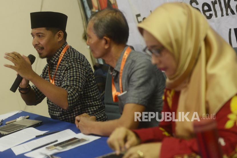 Sekjen Federasi Serikat Guru Indonesia (FSGI) Heru Purnomo (tengah) bersama Wasekjen FSGI Satriawan Salim (kiri) dan Ketua Dewan Pengawas FSGI Retno Listyarti memberikan keterangan saat konferensi pers di Gedung LBH, Jakarta, Ahad (25/11).
