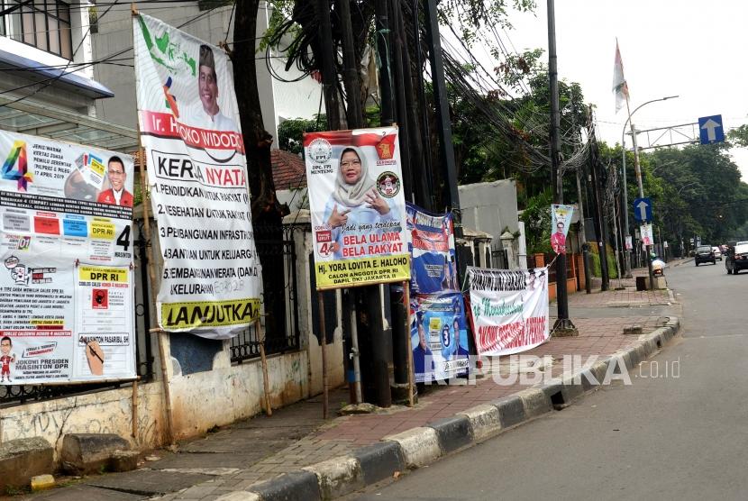 Merusak Estetika Kota. Beberapa alat peraga kampanye terpasang secara masih di beberapa sudut kota, Jakarta, Ahad (31/3/2019).