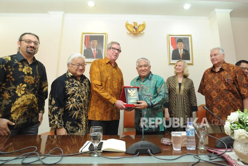 Utusan Khusus Presiden Republika Indonesia Din Syamsudin  (Ketiga kiri) memberikan cendramata kepada  tamu  kehormatan dari Amerika Serikat Bruce Balter (Ketiga Kanan)  usai melakukan pertemuan di  Gedung Sekretariat Negara, Menteng, Jakarta (28/11).