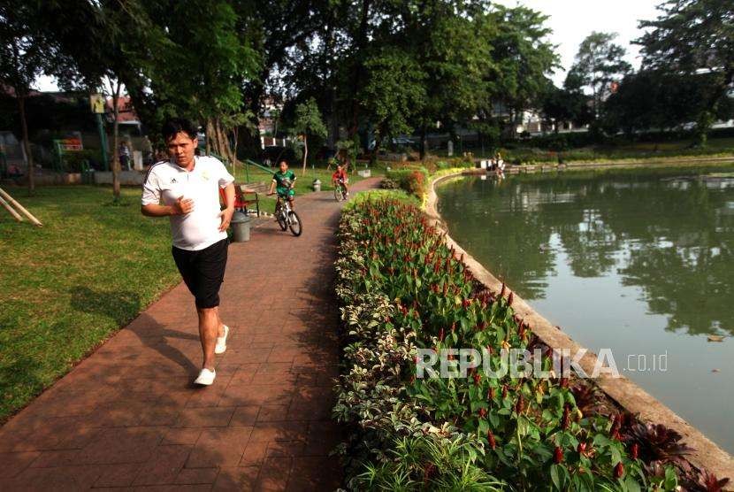 Warga melakukan olahraga di Taman Setu Lembang, Jakarta, Kamis (2/8).