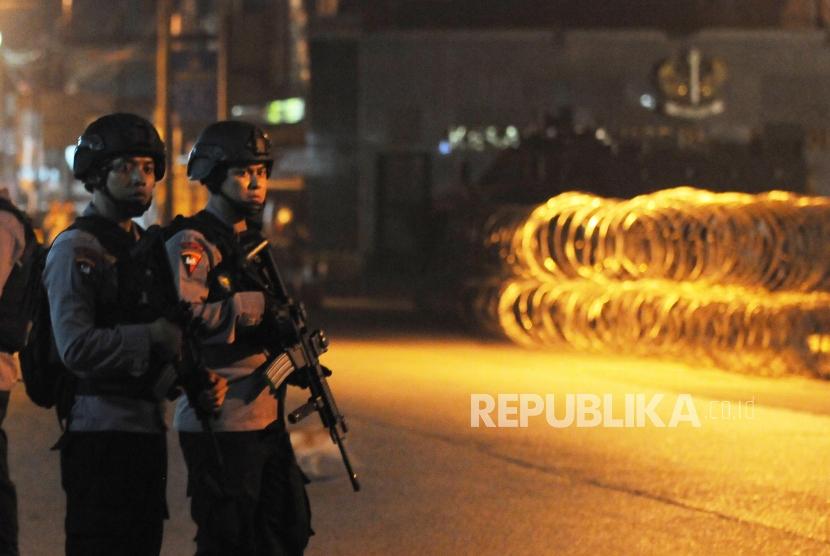Sejumlah petugas Brimob berjaga pasca kerusuhan di Mako Brimob, Kelapa Dua, Depok, Jawa Barat, Rabu (9/5).