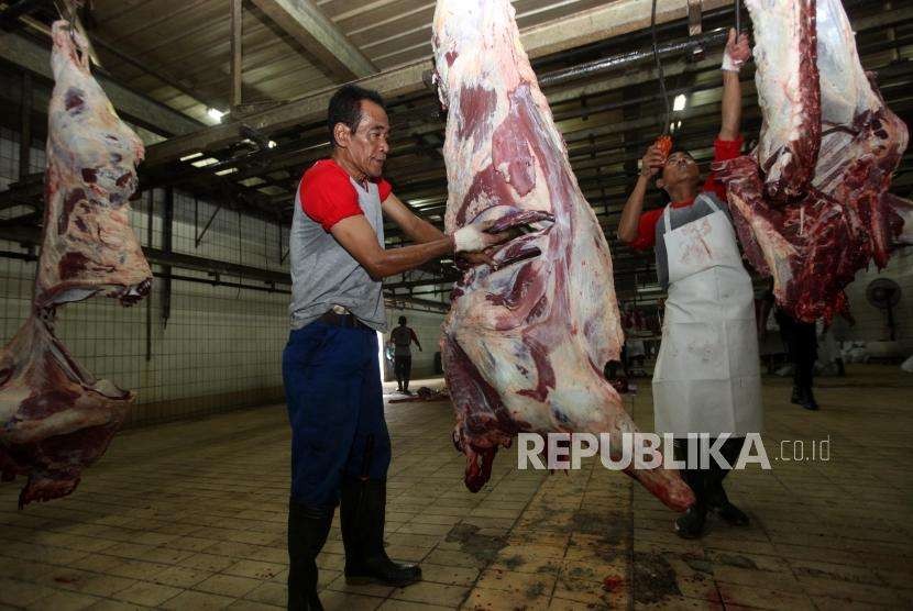Petugas memotong hewan kurban di Rumah Pemotongan Hewan (RPH) PD. Dharma Jaya, Cakung, Jakarta, Rabu (22/8).