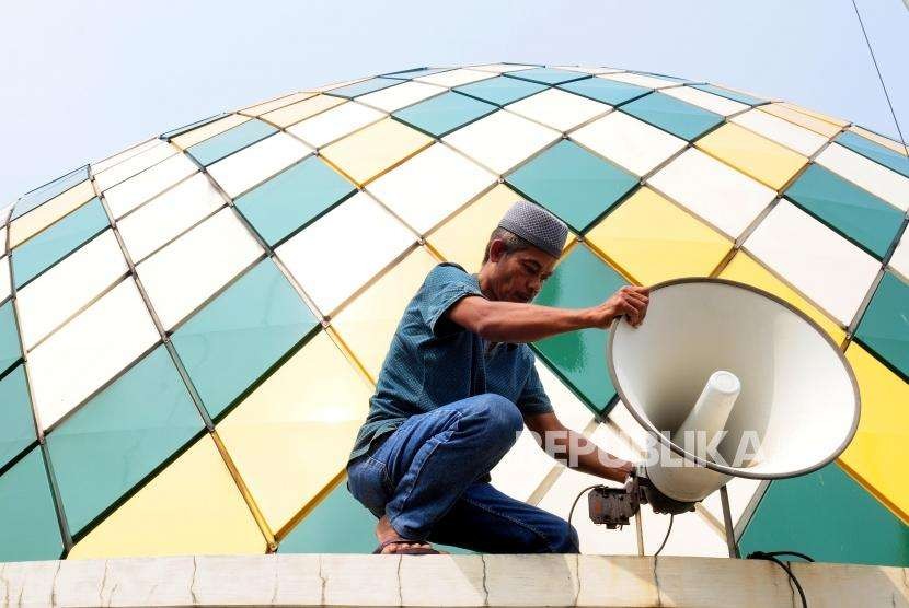 Petugas memperbaiki pengeras suara masjid di Masjid Al Hidayah, Tebet, Jakarta, Selasa (4/9).