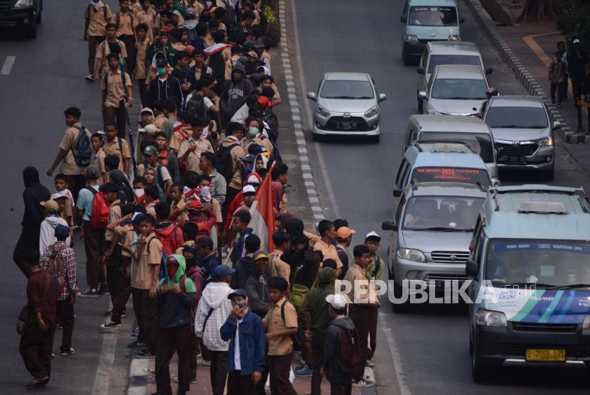 Massa aksi pelajar STM memenuhi kawasan Flyover Slipi, Jakarta, Rabu (25/9/2019).