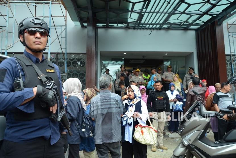 Ratusan calon jemaah umroh mendatangi kantor PT Solusi Balad Lumampah (PT SBL), di Jalan Dewi Sartika, Kota Bandung, Rabu (31/1).