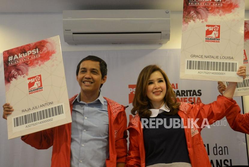 Ketua Umum Partai Solidaritas Indonesia (PSI) Grace Natalie bersama dengan Sekjen PSI Raja Juli Antoni usai memberikan keterangan terkait lolosnya PSI dalam penelitian administratif KPU di Jakarta, Jumat (15/12).