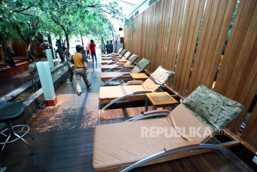 Suasana tempat kolam spa di Hotel Alexis, Jakarta, Selasa (31/10).