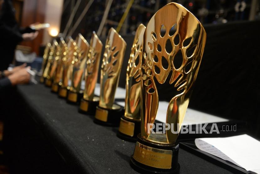 Anugerah Syariah Republika 2018. Jejeran piala Anugerah Syariah Republika (ASR) 2018 di Jakarta, Kamis (8/11).