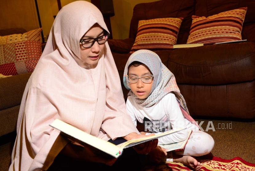 Islam memberikan tuntunan untuk membiasakan kejujuran kepada anak. Ilustrasi keluarga.
