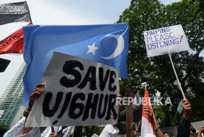 Massa berbagai ormas Islam menggelar aksi solidaritas selamatkan muslim Uighur di depan Kedutaan Besar  Republik Rakyat China di  Jakarta, Jumat (21/12).