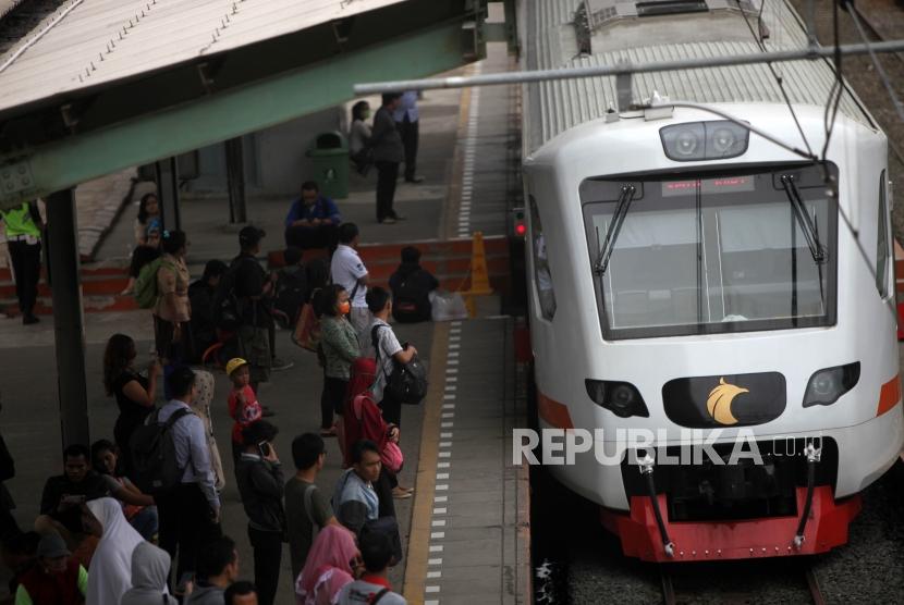 Sejumlah penumpang menunggu kereta rel listrik (KRL) saat berpindah di peron Stasiun Duri, Jakarta, Selasa (17/4).