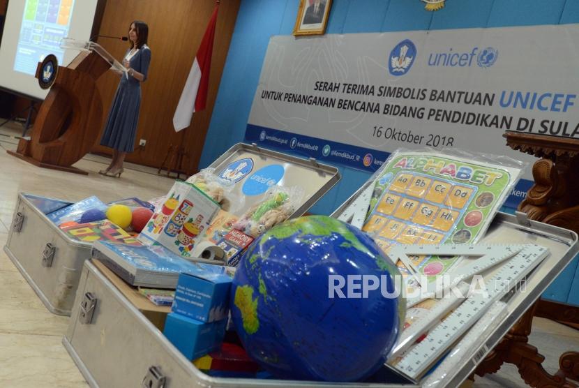 Bantuan Sekolah Darurat. Perwakilan UNICEF untuk Indonesia Debora Comini memberikan keterangan saat penyerahan bantuan untuk korban gempa Palu dan Donggala di Gedung A Kementerian Pendidikan dan Kebudayaan, Jakarta, Selasa (16/10).