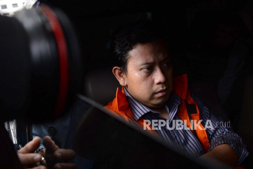 Bupati Cianjur Irvan Rivano Muchtar mengenakan rompi tahanan seusai menjalani pemeriksaan di gedung KPK, Jakarta, Kamis (13/12).