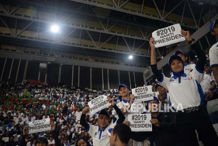 Sejumlah buruh mengikuti acara deklarasi calon presiden 2019 yang digelar  Konfederasi Serikat Pekerja Indonesia (KSPI) sekaligus memperingati Hari Buruh Internasional di Istora Senayan, Jakarta, Selasa (1/5).