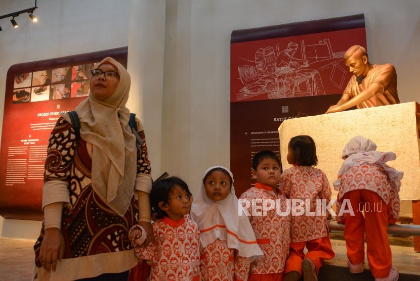 Siswa Penddidikan Anak Usia DIni (PAUD) Kemuning Jagakarsa berkunjung ke Museum Batik Indonesia di Kawasan Taman Mini Indonesia Indah (TMII), Jakarta Timur, Rabu (2/10/2019).
