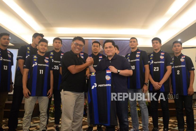 Owner Satria Muda Pertamina Erick Thohir memberikan jersey alternatif kepada Direktur Manajemen Aset PT Pertamina Dwi Wahyu Dartoyo pada acara pengenalan roster baru dan peluncuran alternatif jersey di Jakarta, Ahad (7/1).