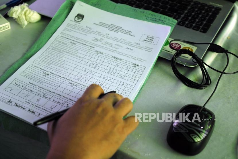 Petugas melakukan proses rekapitulasi surat suara Pilkada 2018 di Kecamatan Bekasi Timur, Kota Bekasi, Jawa Barat, Ahad (1/7).